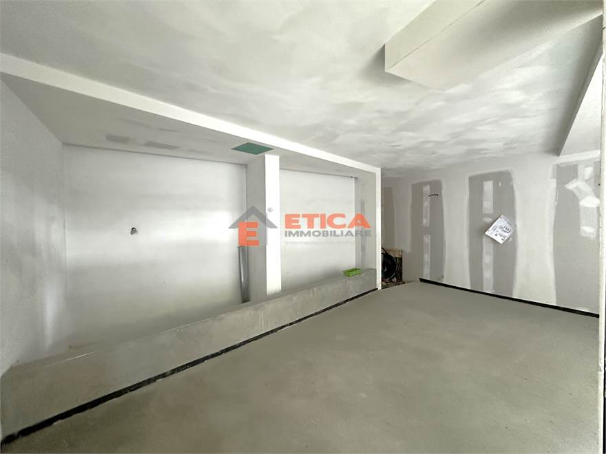 PARTICOLARE PORTINERIA INGRESSO