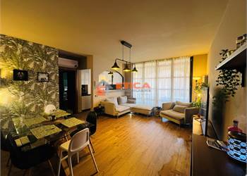 CASTEL ROZZONE - TRILOCALE RISTRUTTURATO IN CENTRO 