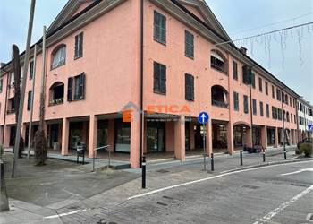 CASTEL ROZZONE - TRILOCALE CON TERRAZZO 