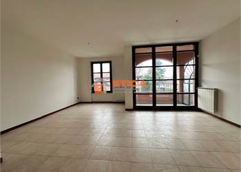 CASTEL ROZZONE - TRILOCALE CON TERRAZZO 