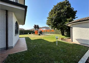 Villa singola di prestigio con piscina e giardino privato