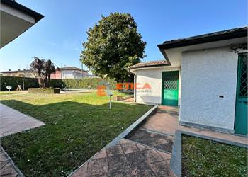 Villa singola di prestigio con piscina e giardino privato