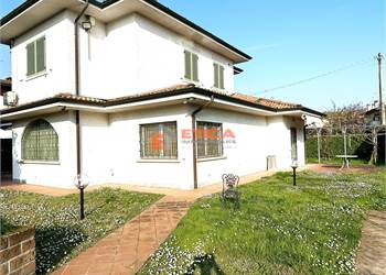 Villa singola di prestigio con piscina e giardino privato