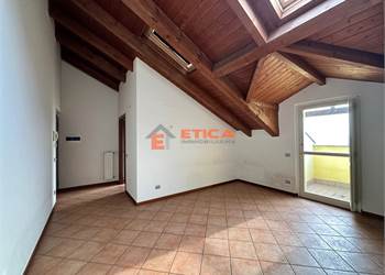 A 3 KM DA ZELO LOC. COMAZZO -  IN ESCLUSIVA 3 LOCALI VIA ROMA